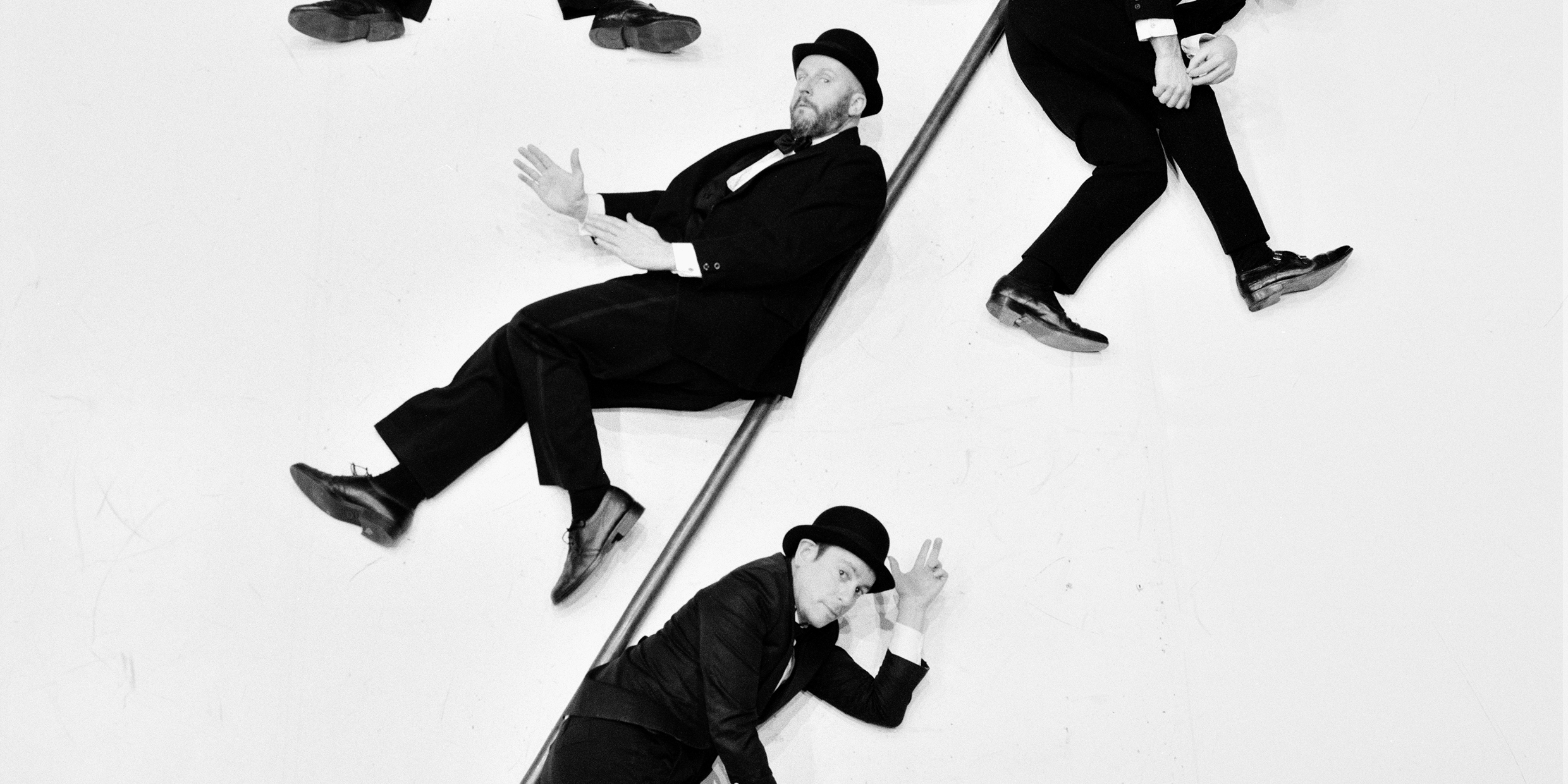 Wachten op Godot: Tom van Dijck en Nico Sturm dragen kostuum en bolhoed Wachten op Godot: Tom van Dijck en Nico Sturm dragen kostuum en bolhoed